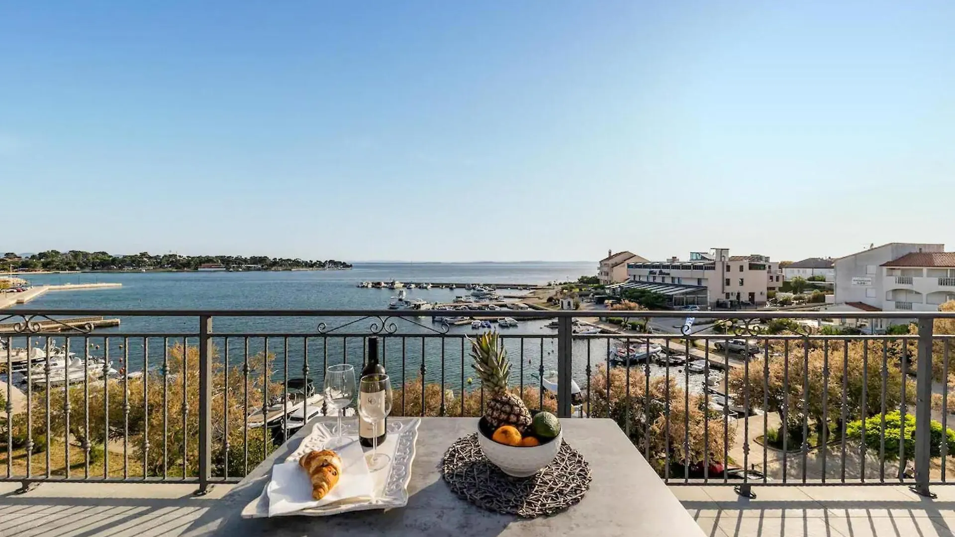 Gorgeous Apartment In Petrcane With Kitchen