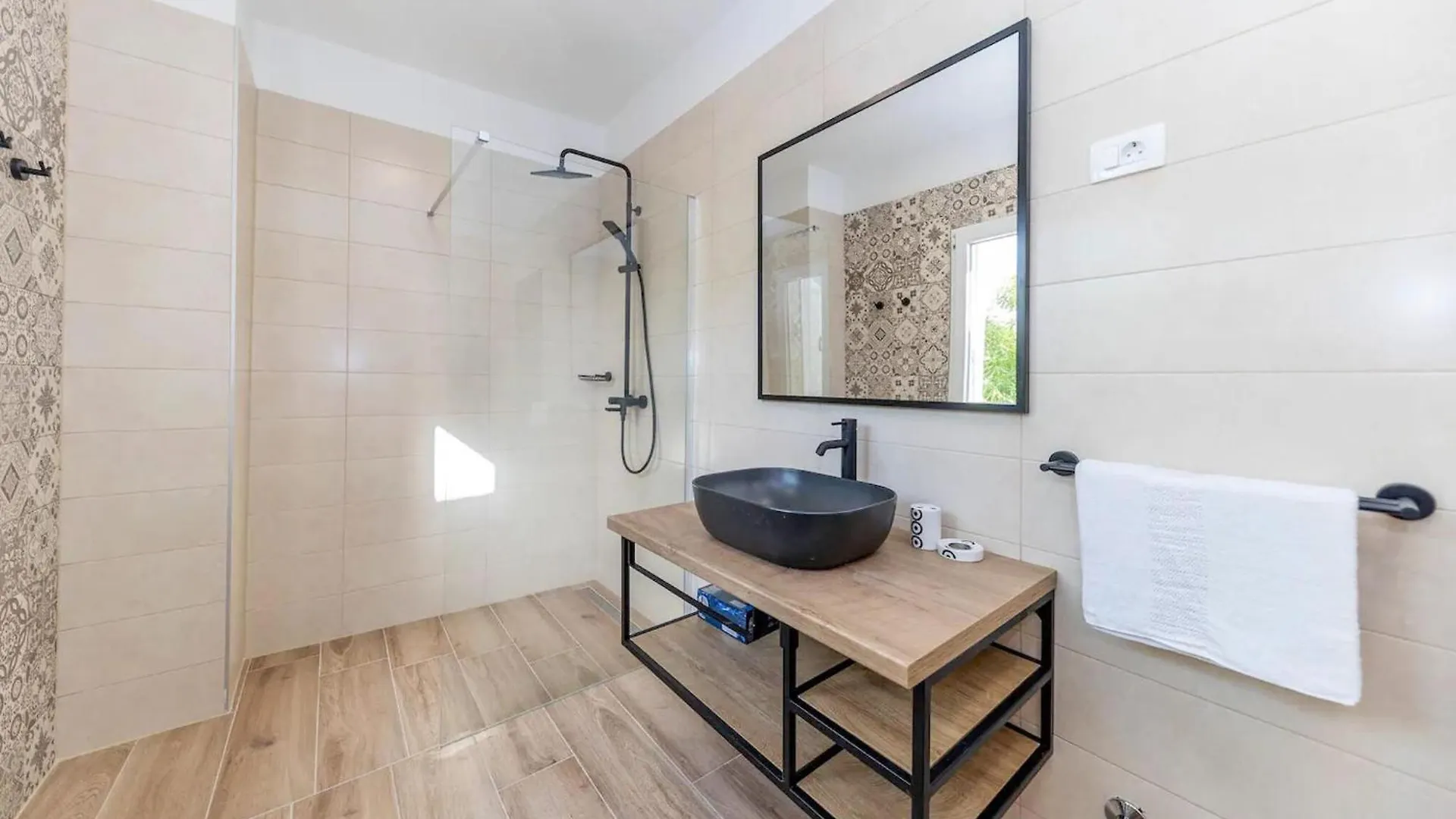 Gorgeous Apartment In Petrcane With Kitchen